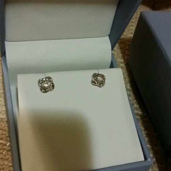 💥Charles & Colvard Moissanite Knot Earrings - Picture 4 of 5